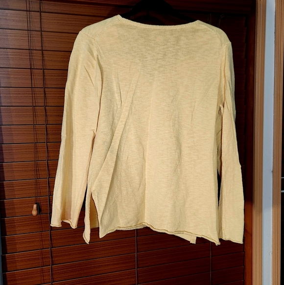 ☀️ Tommy Bahama Women's Medium Light Yellow V-Neck Long Sleeve Top - Picture 2 of 4